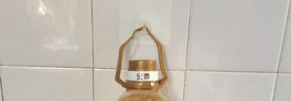 挂钩如何挂在瓷砖墙上