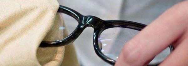 擦眼镜用布还是纸巾