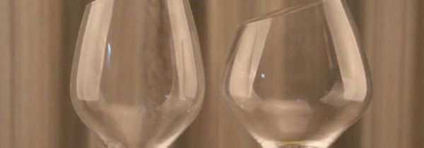 斜口红酒杯喝哪一边