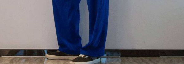 怎样用皮筋改校服裤子