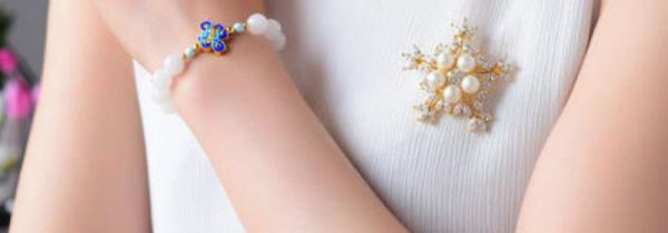 女士胸针戴在左边还是右边