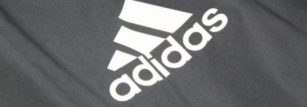 阿迪达斯胶印logo脱落