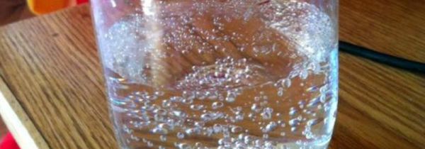 水杯壁很多气泡能喝吗