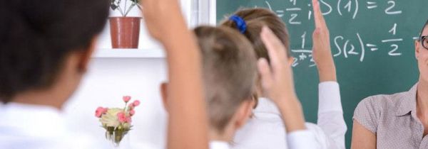 上课发言举哪只手正确