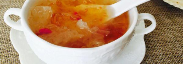 桃胶皂角米炖银耳禁忌