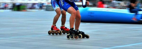 轮滑正蛇发力技巧