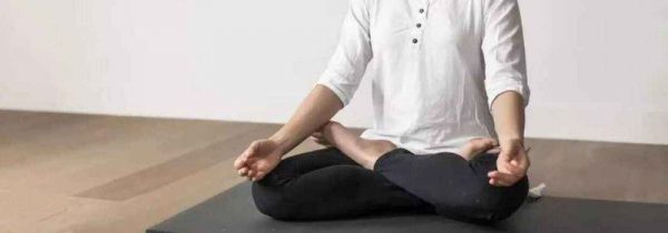 单盘腿正确坐姿