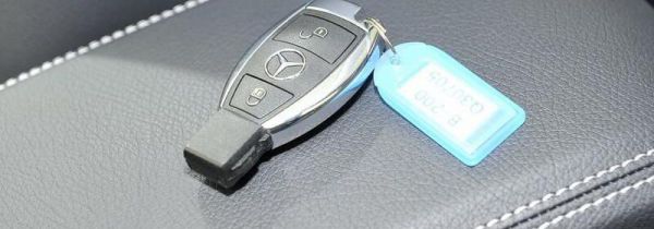 奔驰b200换电池方法