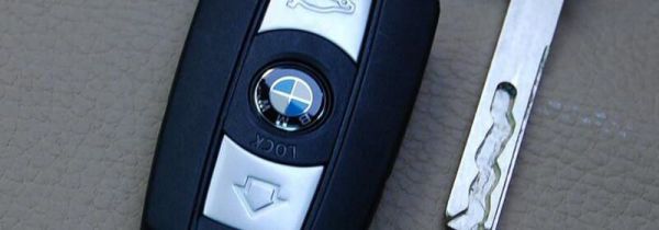 宝马320换电池方法