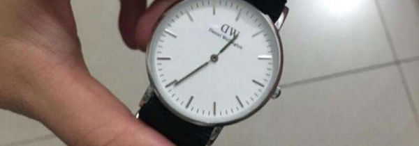 dw手表更换电池方法