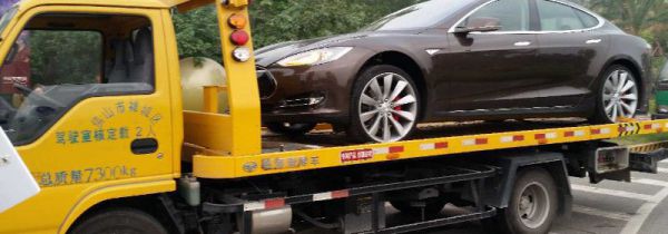 高速上拖车费用怎么算