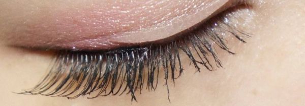 假睫毛贴在真睫毛上面还是下面