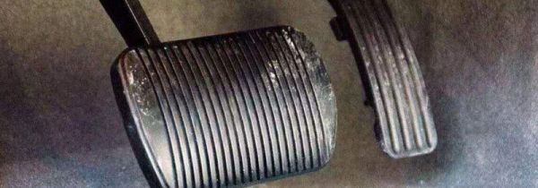 自动挡刹车油门图解