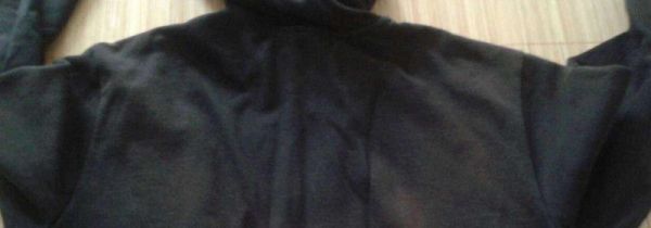 为什么黑色衣服掉黑渣