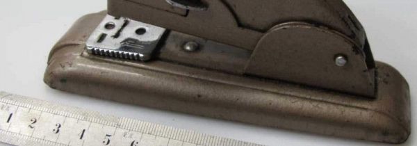 订书机怎么装钉子