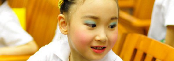 儿童表演腮红怎么打