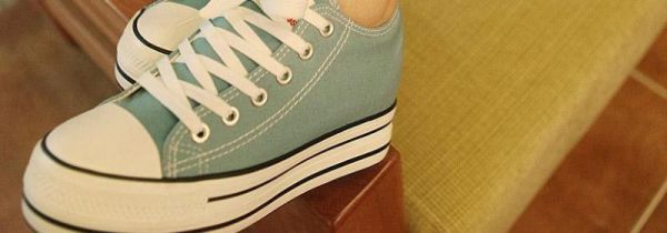 穿帆布鞋脚疼怎么办