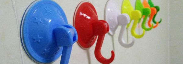 吸盘挂钩吸住墙的原因