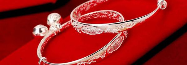 满月送宝宝手镯是一个还是两个