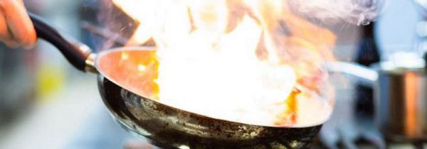 炒菜油锅起火时正确的处理方法是