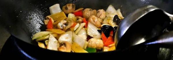 炒菜油溅到眼睛里怎么办