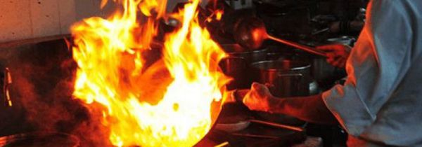 炒菜油溅到脸上怎么办