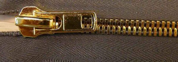 衣服拉链卡着拉不动怎么办