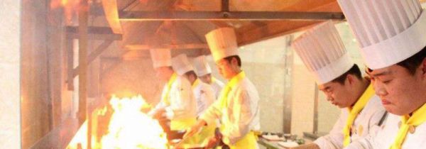 厨师为什么要戴高帽子
