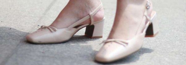 鞋子前面挤脚怎么撑大