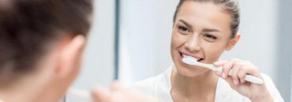 电动牙刷刷完牙漱口吗