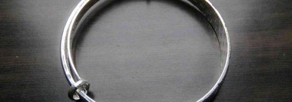 盐跟锡纸可以清洗手镯