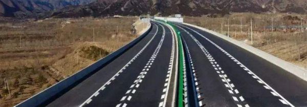 高速上拖车收费吗