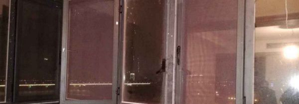 厨房纱窗怎么拆下来