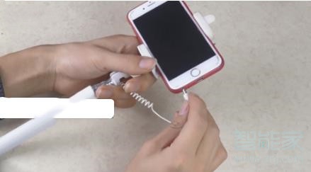 苹果自拍杆怎么连接手机才可以用