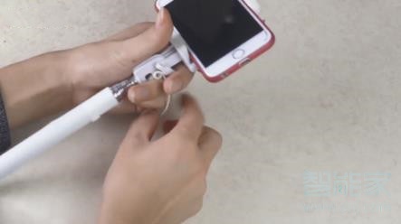 苹果自拍杆怎么连接手机才可以用