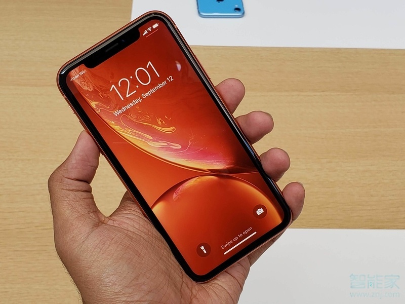 iphone锁屏手电筒怎么打开