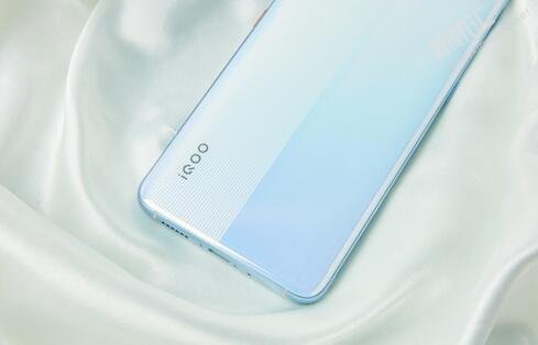 iQOO羽光白配色怎么样好看吗 真机体验图赏