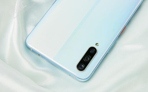 iQOO羽光白配色怎么样好看吗 真机体验图赏