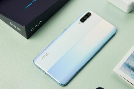 iQOO羽光白配色怎么样好看吗 真机体验图赏