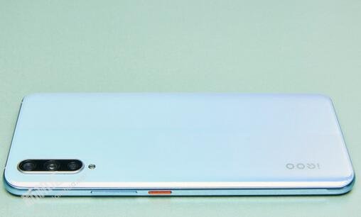 iQOO羽光白配色怎么样好看吗 真机体验图赏