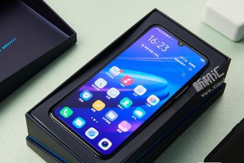 iQOO羽光白配色怎么样好看吗 真机体验图赏