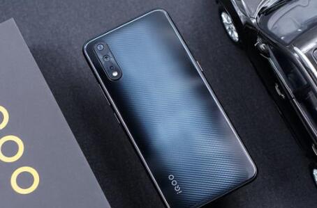 iqoo neo有双频GPS吗?背部有灯带吗