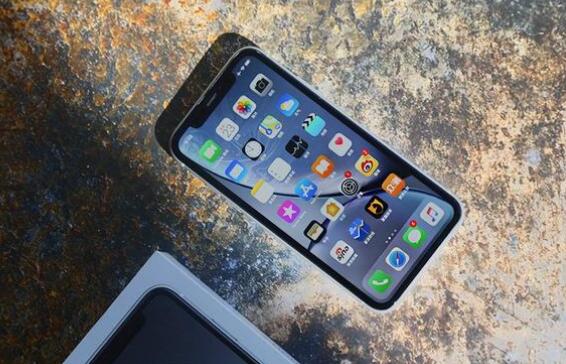 iPhone XR白色和黑色哪个好?苹果XR是买白色还是黑色的好