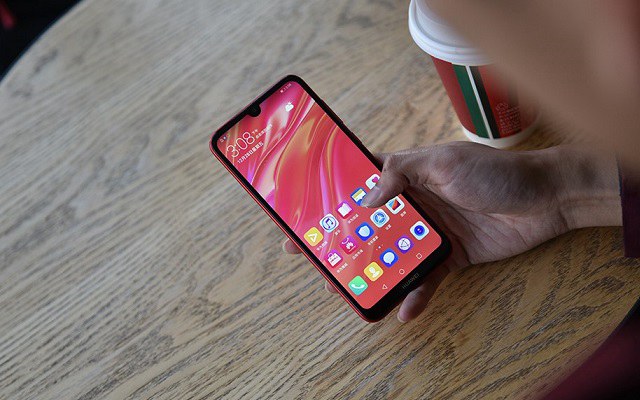 华为畅享9是玻璃机身吗？华为畅享9后盖材质详解