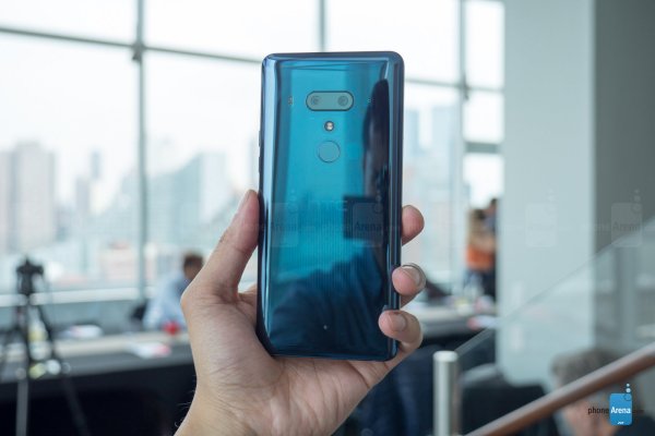 HTC U12+真机上手图赏:看起来相当漂亮