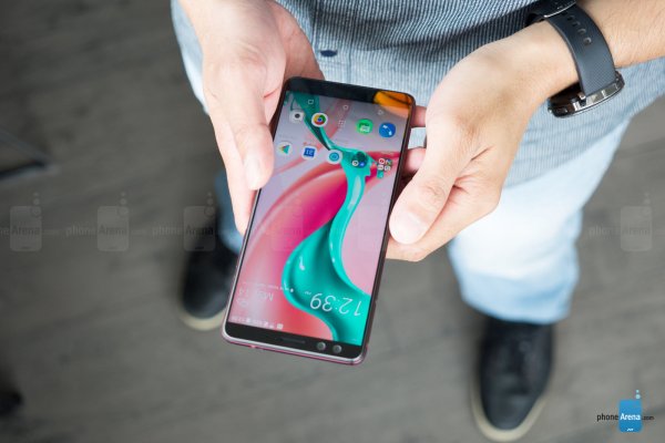 HTC U12+真机上手图赏:看起来相当漂亮