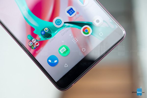 HTC U12+真机上手图赏:看起来相当漂亮