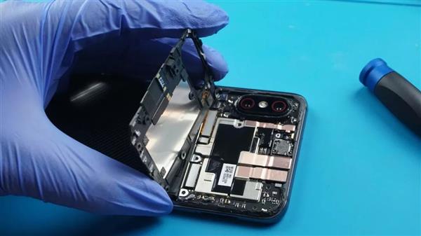 小米8透明探索版不完全拆解:我们发现了一个秘密