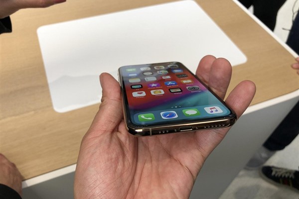 iPhone XS金色版真机图赏 COP封装刘海屏