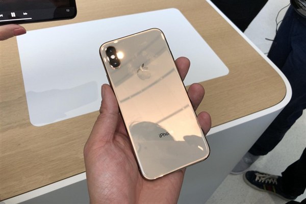 iPhone XS金色版真机图赏 COP封装刘海屏